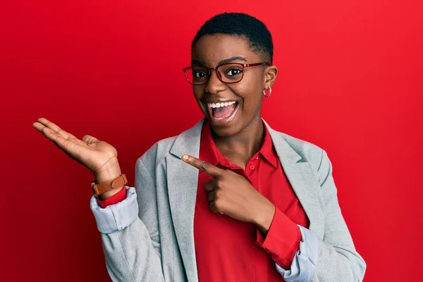 Jovem Afro Americana Vestindo Jaqueta Negócios Óculos Impressionados Sorrindo Para — Fotografia de Stock