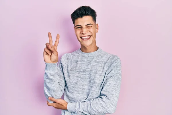 Jovem Hispânico Vestindo Roupas Casuais Sorrindo Com Rosto Feliz Piscando — Fotografia de Stock