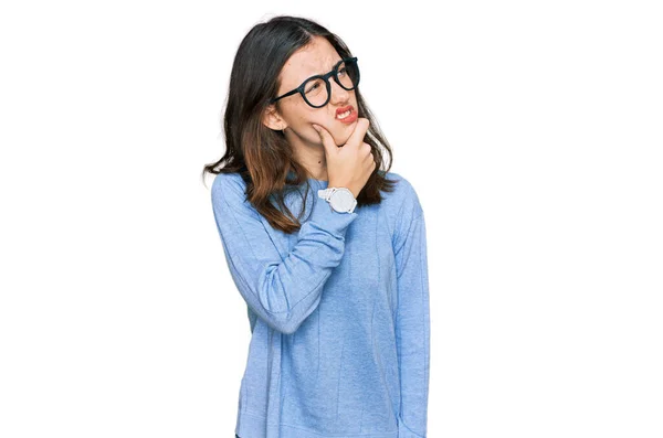Gündelik Giysiler Gözlük Takan Genç Güzel Bir Kadın Bir Soru — Stok fotoğraf