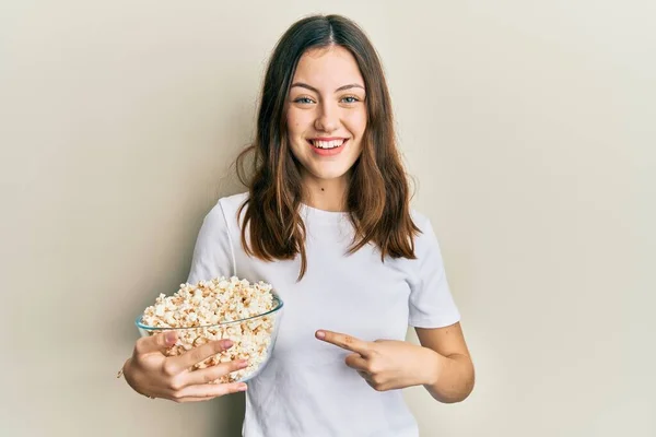 Ung Brunett Kvinna Äter Popcorn Leende Glad Pekar Med Hand — Stockfoto