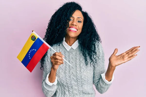 Middelbare Leeftijd Afrikaanse Amerikaanse Vrouw Met Venezuelaanse Vlag Vieren Prestatie — Stockfoto