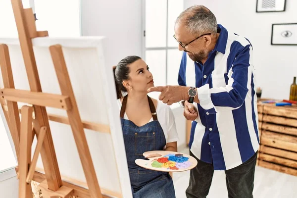 Senior Insegnante Pittura Uomo Insegnare Arte Giovane Donna Pittura Tela — Foto Stock