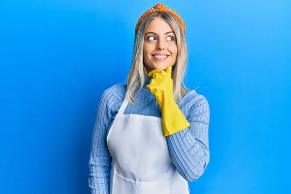 Beautiful Blonde Woman Wearing Cleaner Apron Gloves Hand Chin Thinking — Stock Photo, Image