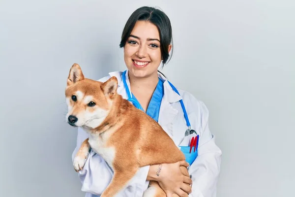 Hermosa Mujer Veterinaria Hispana Sosteniendo Perro Sonriendo Con Una Sonrisa —  Fotos de Stock