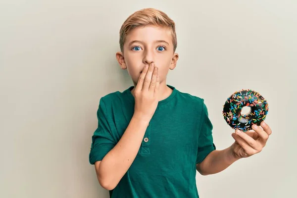 Kleine Blanke Jongen Met Chocolade Donut Die Zijn Mond Bedekt — Stockfoto