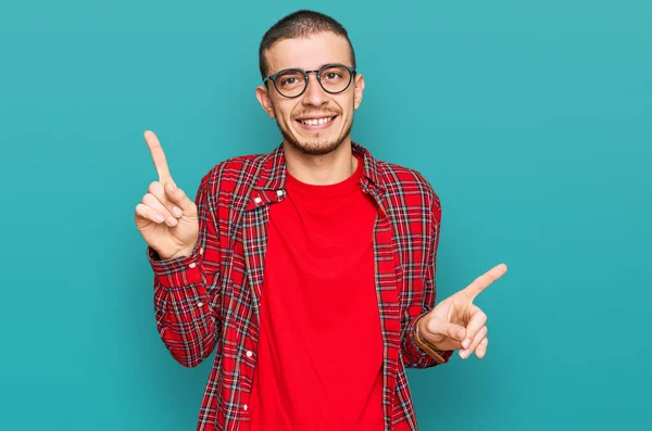 Jovem Hispânico Vestindo Roupas Casuais Sorrindo Confiante Apontando Com Dedos — Fotografia de Stock