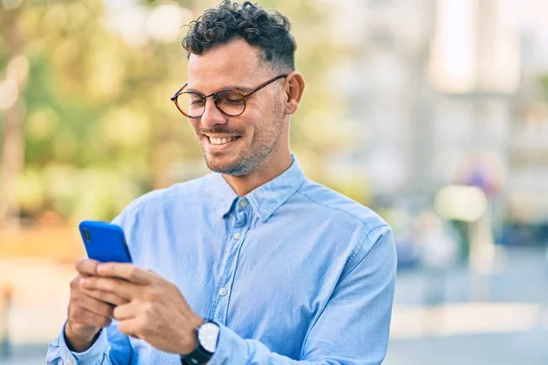 Jovem Empresário Hispânico Sorrindo Feliz Usando Smartphone Cidade — Fotografia de Stock