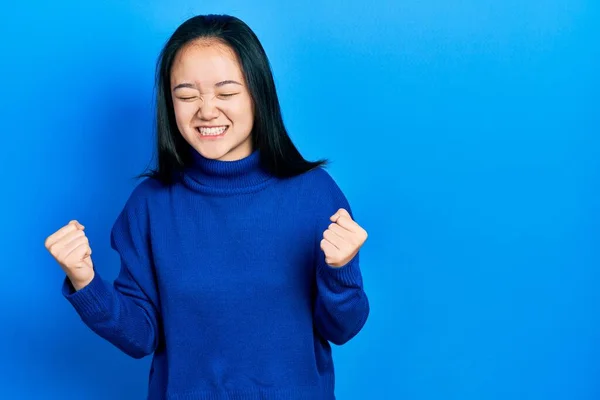 Jong Chinees Meisje Dragen Casual Kleding Erg Blij Opgewonden Doen — Stockfoto