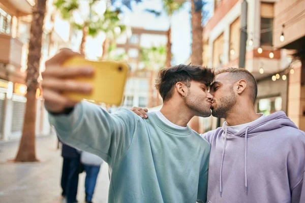 Jong Gay Paar Zoenen Het Maken Van Selfie Door Smartphone — Stockfoto
