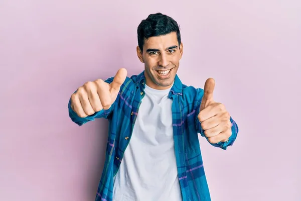 Schöner Hispanischer Mann Lässiger Kleidung Der Zustimmend Positive Gesten Mit — Stockfoto