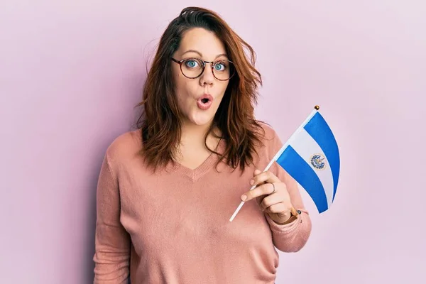 Jeune Femme Caucasienne Tenant Drapeau Salvador Effrayé Étonné Avec Bouche — Photo