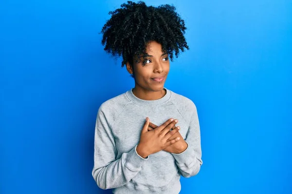 Africano Americano Mulher Com Cabelo Afro Vestindo Sportswear Fazendo Símbolo — Fotografia de Stock