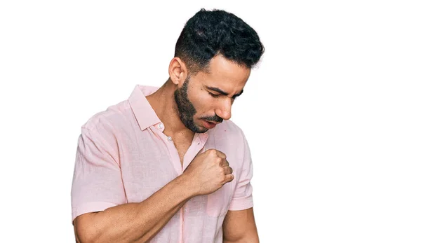 留着胡子 穿着休闲衫的西班牙裔男子感到身体不适 咳嗽是感冒或支气管炎的症状 保健概念 — 图库照片