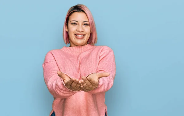 Hispanische Frau Mit Rosafarbenen Haaren Lässigem Winterpullover Lächelnd Mit Handflächen — Stockfoto