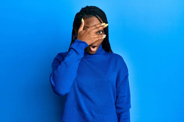 Mladá Afroameričanka Neformálním Oblečení Vykukuje Šoku Rukou Zakrývá Obličej Oči — Stock fotografie