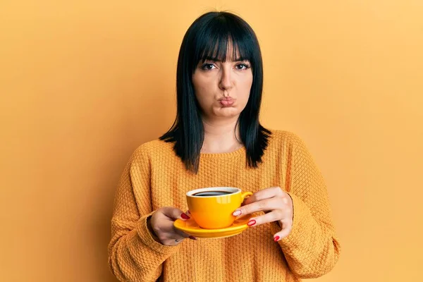 Jovem Hispânica Segurando Café Deprimido Preocupar Com Angústia Chorando Com — Fotografia de Stock