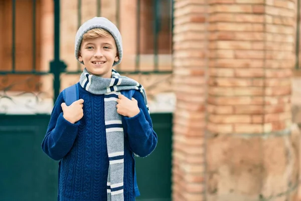 Adorable Estudiante Rubio Niño Sonriendo Feliz Pie Escuela —  Fotos de Stock