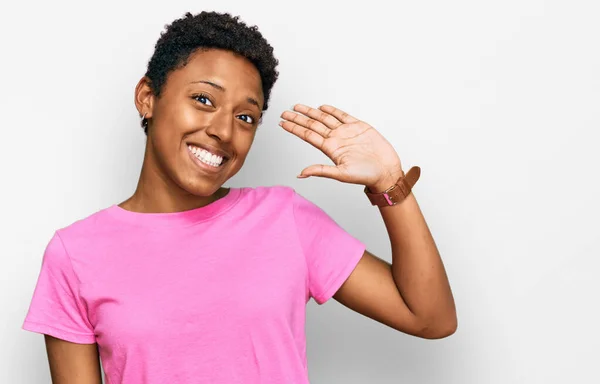 Jovem Afro Americana Vestindo Roupas Casuais Renunciando Dizendo Olá Feliz — Fotografia de Stock