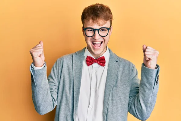 Joven Hombre Nerd Caucásico Usando Gafas Con Look Elegante Hipster —  Fotos de Stock