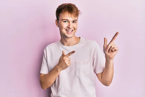 Joven Hombre Caucásico Con Camiseta Casual Sonriendo Mirando Cámara Apuntando —  Fotos de Stock