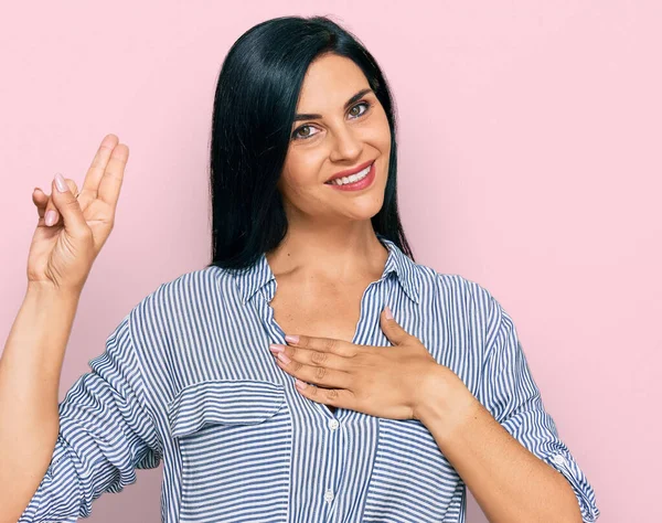 Young Caucasian Woman Wearing Casual Clothes Smiling Swearing Hand Chest — Stock Photo, Image