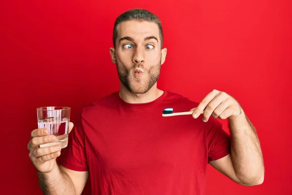 Jeune Homme Caucasien Tenant Une Brosse Dents Avec Dentifrice Faisant — Photo