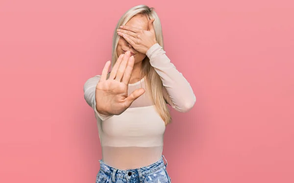 Jonge Blonde Vrouw Draagt Casual Kleding Die Ogen Bedekt Met — Stockfoto