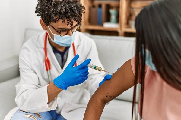 Mladý Lékař Muž Injekce Covid Koronavirus Vakcíny Pro Ženy Sedí — Stock fotografie