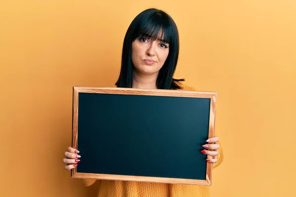 Mulher Hispânica Jovem Segurando Blackboard Expressão Indolor Confuso Conceito Dúvida — Fotografia de Stock