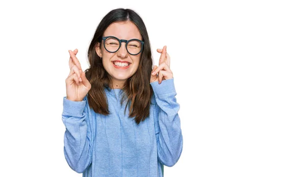 Ung Vacker Kvinna Bär Avslappnade Kläder Och Glasögon Gestikulerande Finger — Stockfoto