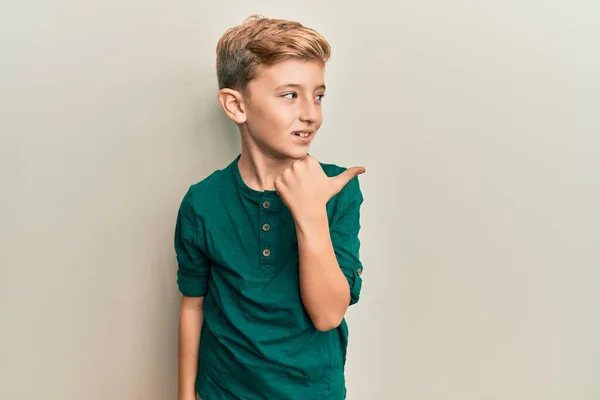 Μικρό Καυκάσιο Αγόρι Που Φοράει Καθημερινά Ρούχα Δείχνοντας Τον Αντίχειρα — Φωτογραφία Αρχείου