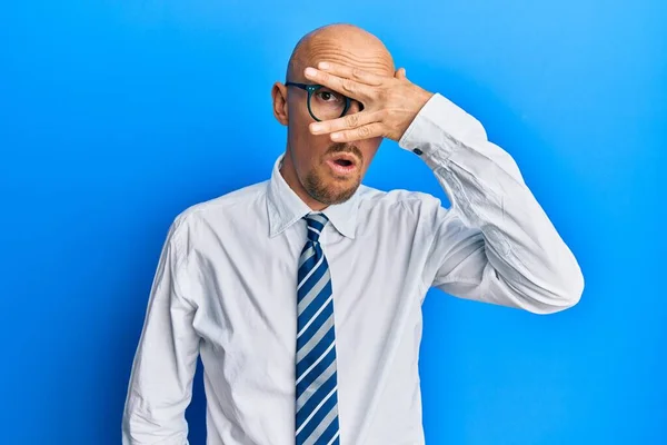 Homem Careca Com Barba Vestindo Roupas Negócios Óculos Espreitando Choque — Fotografia de Stock
