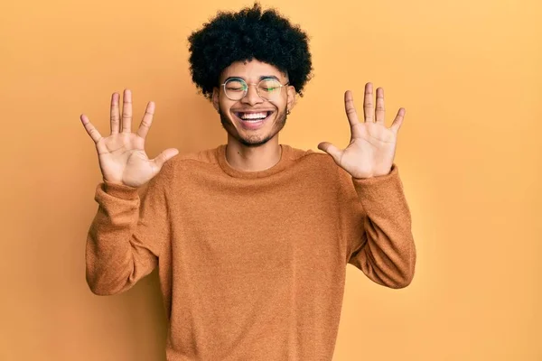 Ung Afrikansk Amerikansk Man Med Afro Hår Bär Casual Vinter — Stockfoto