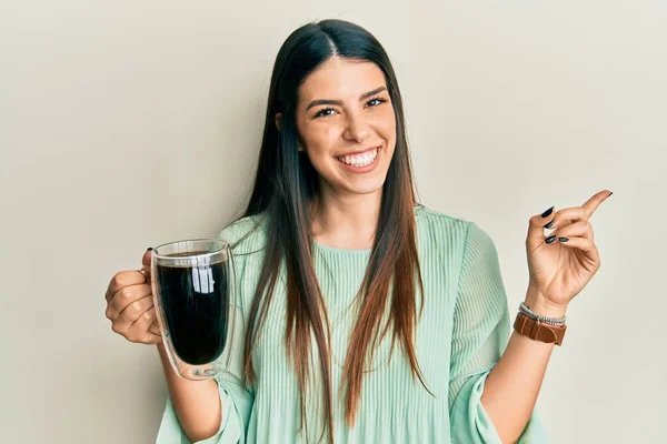 Junge Hispanische Frau Trinkt Eine Tasse Kaffee Und Lächelt Glücklich — Stockfoto