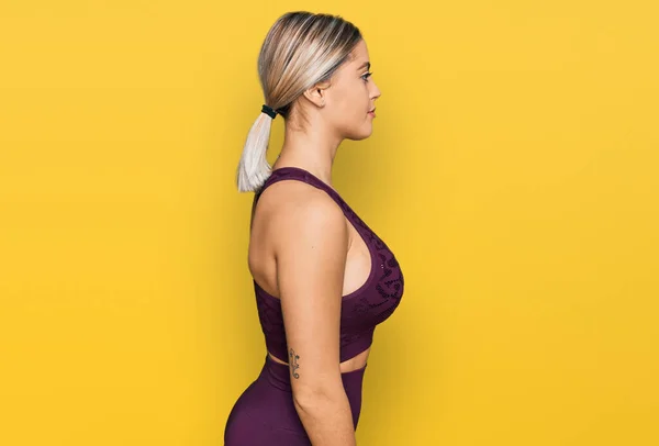 Spor Kıyafetleri Giymiş Güzel Bir Sarışın Kadın Yan Tarafa Bakıyor — Stok fotoğraf