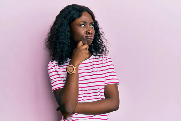 Mooie Afrikaanse Jonge Vrouw Dragen Casual Gestreepte Shirt Denken Geconcentreerd — Stockfoto