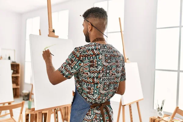 Joven Afroamericano Artista Hombre Sonriendo Feliz Pintura Estudio Arte — Foto de Stock