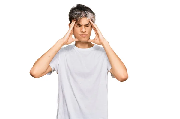 Młody Latynos Białej Koszuli Cierpiący Ból Głowy Zdesperowany Zestresowany Ból — Zdjęcie stockowe