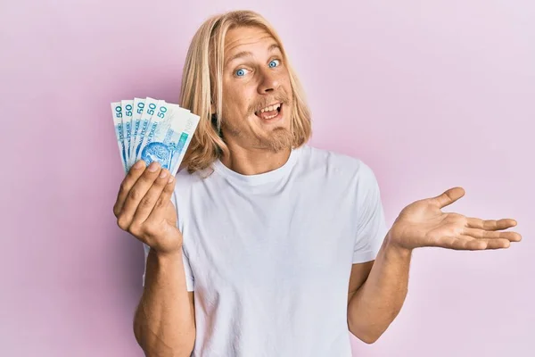 Kafkasyalı Uzun Saçlı Polonyalı Zloti Banknot Tutan Genç Adam Başarıyı — Stok fotoğraf