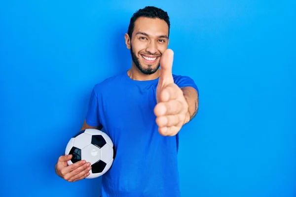 Hombre Hispano Con Barba Sosteniendo Pelota Fútbol Sonriente Amistoso Ofreciendo —  Fotos de Stock