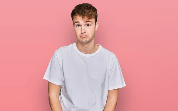 Hombre Caucásico Joven Con Camiseta Blanca Casual Deprimida Preocupada Por —  Fotos de Stock