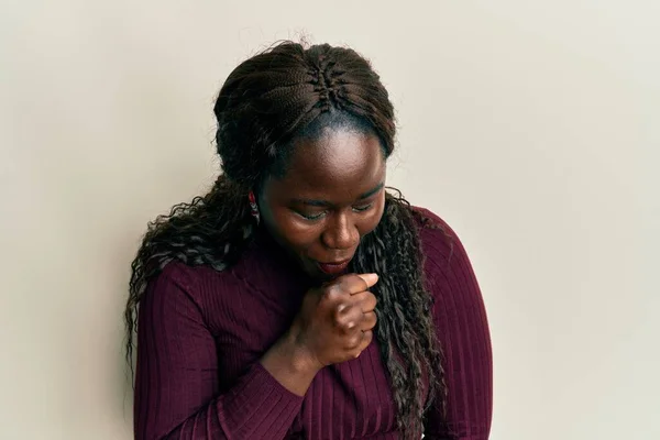 Afrikaanse Jonge Vrouw Draagt Casual Kleding Gevoel Onwel Hoesten Als — Stockfoto