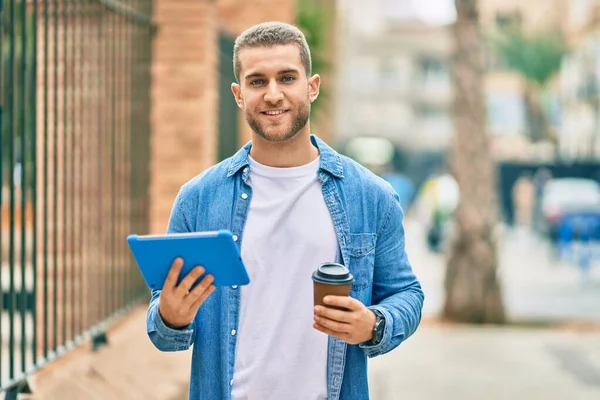 Joven Hombre Caucásico Sonriendo Feliz Usando Touchpad Tomando Café Ciudad —  Fotos de Stock