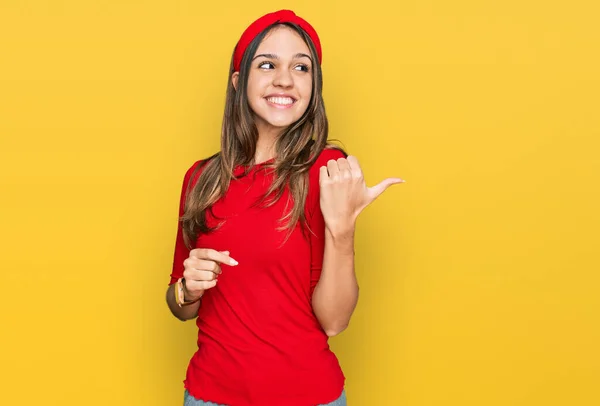 Mujer Morena Joven Vistiendo Ropa Casual Sonriendo Con Cara Feliz —  Fotos de Stock