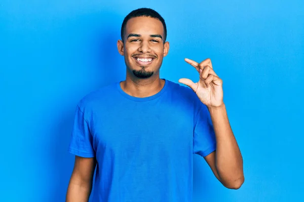 Ung Afrikansk Amerikan Man Bär Casual Blå Shirt Leende Och — Stockfoto