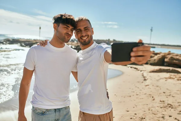 Junge Schwule Paare Lächeln Glücklich Selfie Mit Dem Smartphone Strand — Stockfoto