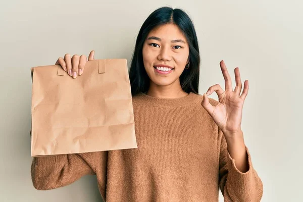 Jeune Femme Chinoise Tenant Emporter Sac Papier Faisant Signe Avec — Photo