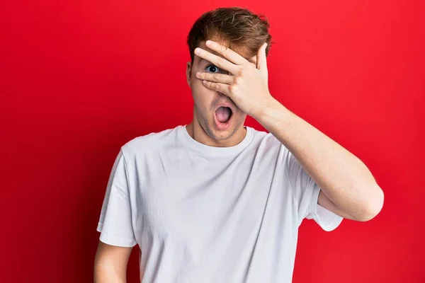 Junger Kaukasischer Mann Lässigem Weißem Shirt Der Schockiert Gesicht Und — Stockfoto