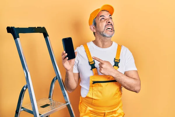 Snygg Medelålders Man Med Grått Hår Står Vid Stegen Visar — Stockfoto