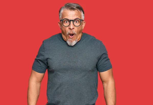 Šedovlasý Muž Středního Věku Nosí Ležérní Oblečení Brýle Vystrašený Užaslý — Stock fotografie
